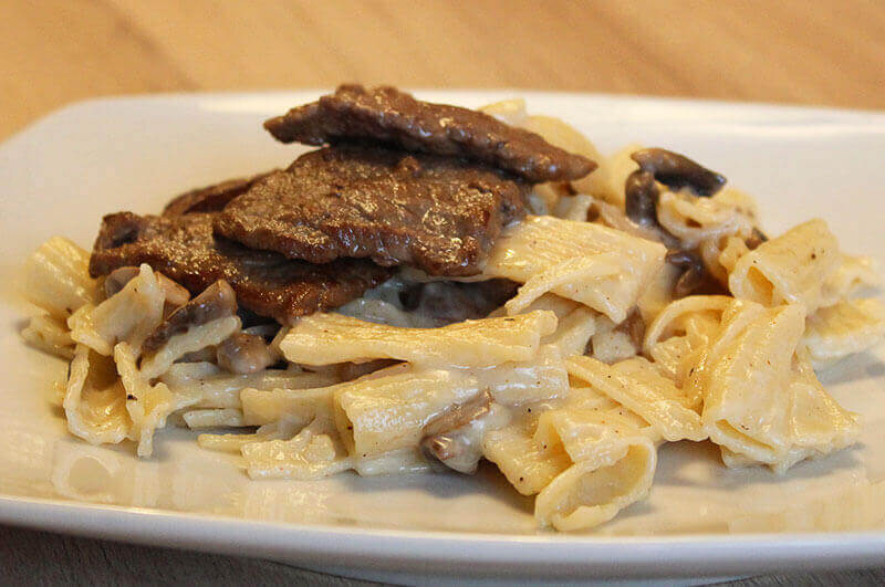 Pasta con Crema de champiñones y bife de vacío - Exótica de Oky